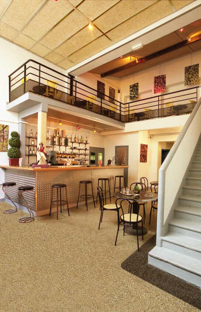 Entrée et espace bar lounge du Cinéart