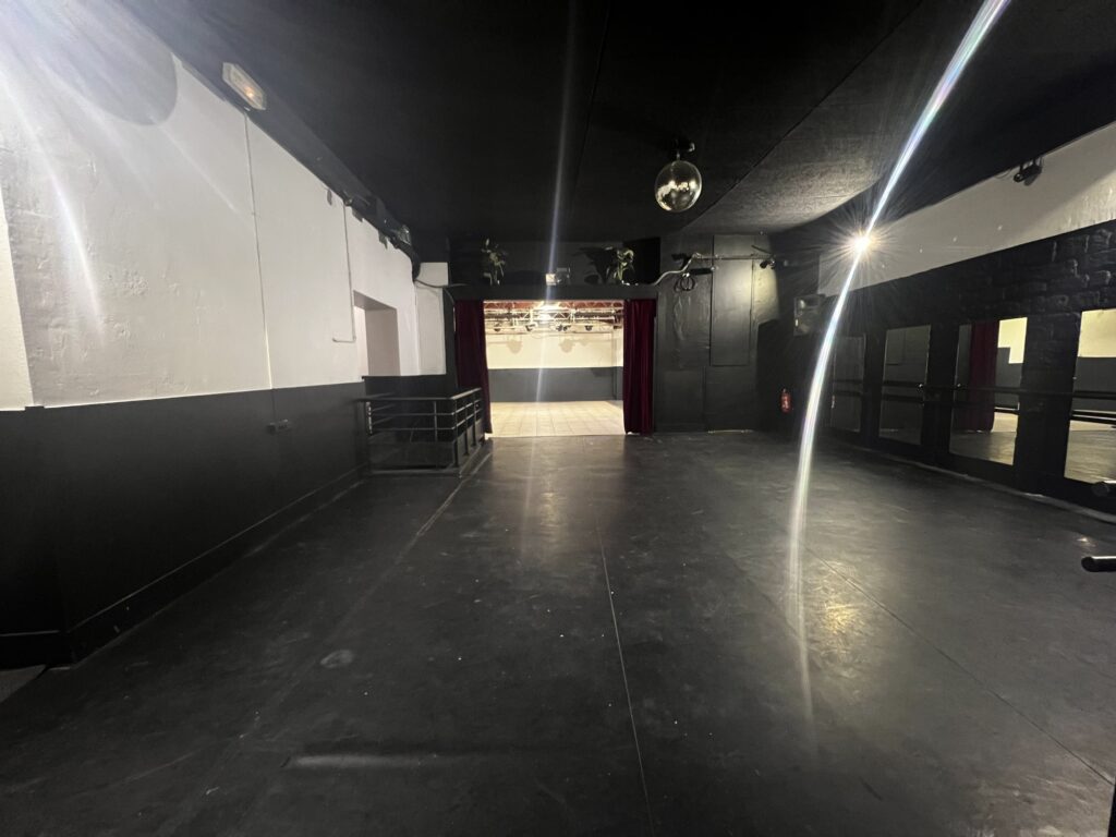 Piste de danse, ouverture vers la grande salle